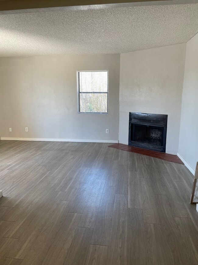 Building Photo - Lovely 2 Bedroom 1  Bath with Fireplace!