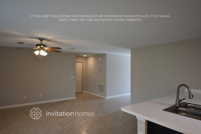 Building Photo - 371 SW Aero Cir
