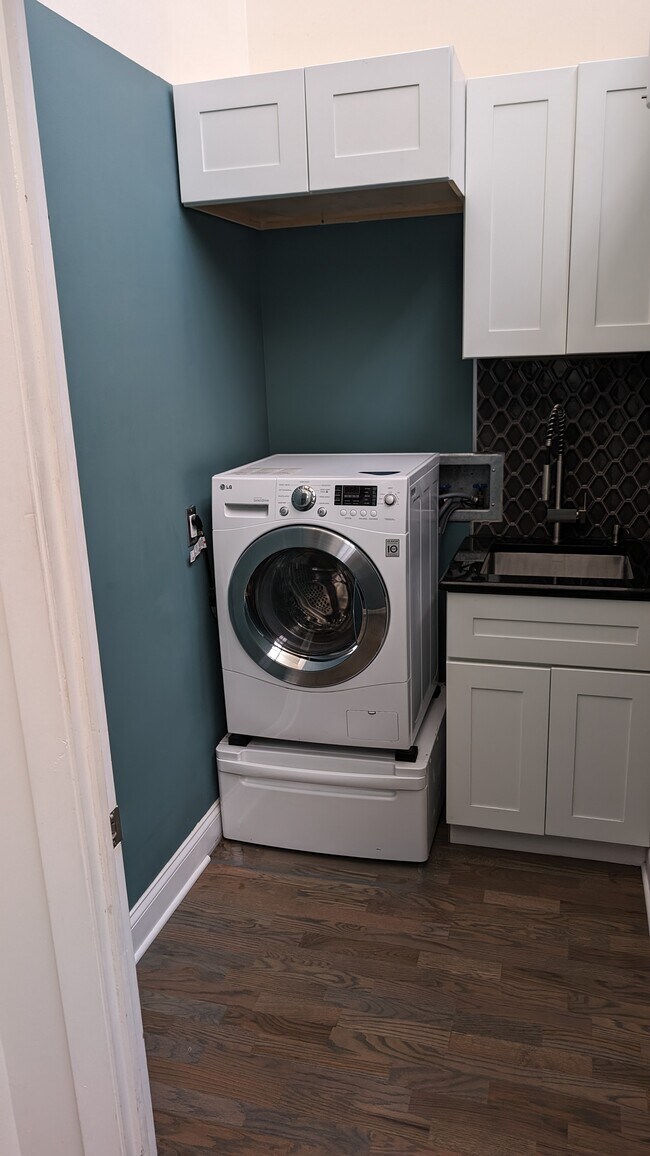 In-unit washer/dryer with adjacent laundry sink - 1800 W Roscoe St