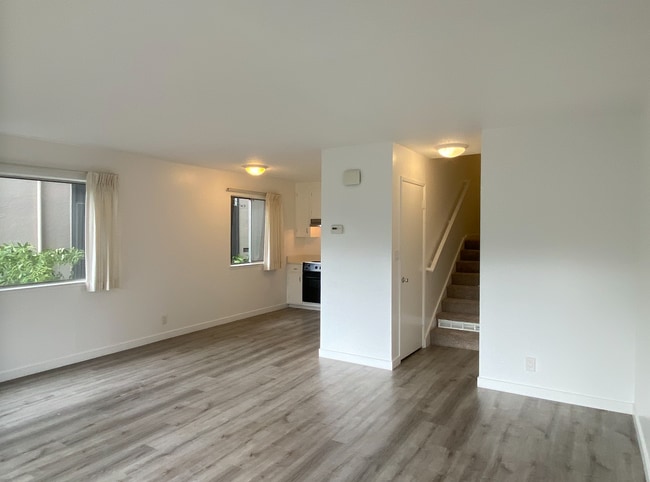 Foto del edificio - HUGE Stunning Remodeled 1BR/1BA Flat! Parking! -PROGRESSIVE