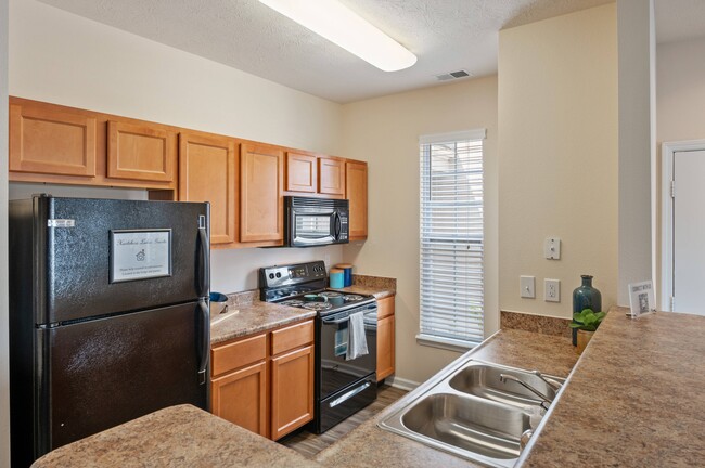 Comfortable Kitchen Area - Hartshire Lakes Apartments