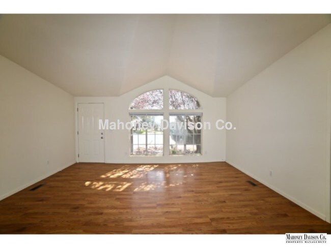 Foto del edificio - 290 Ely Rd N