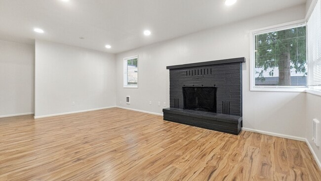 Building Photo - Updated 2-Bed Home Near Parks, Transit, and Light Rail