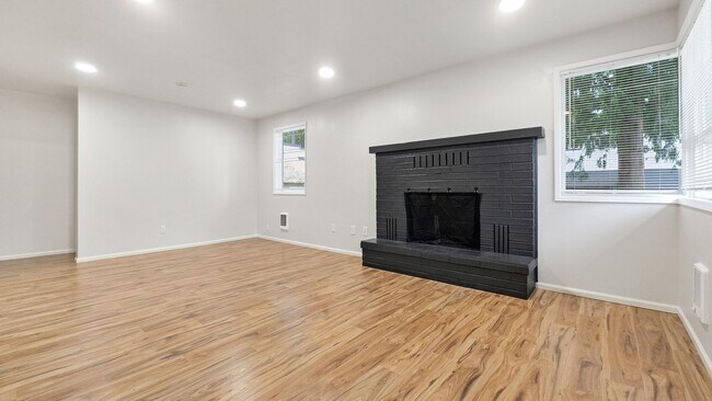 Foto del edificio - Updated 2-Bed Home Near Parks, Transit, and Light Rail