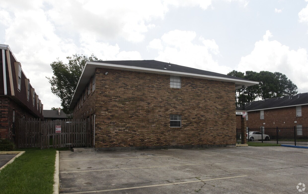 Building Photo - Donmoor Ave Apartments