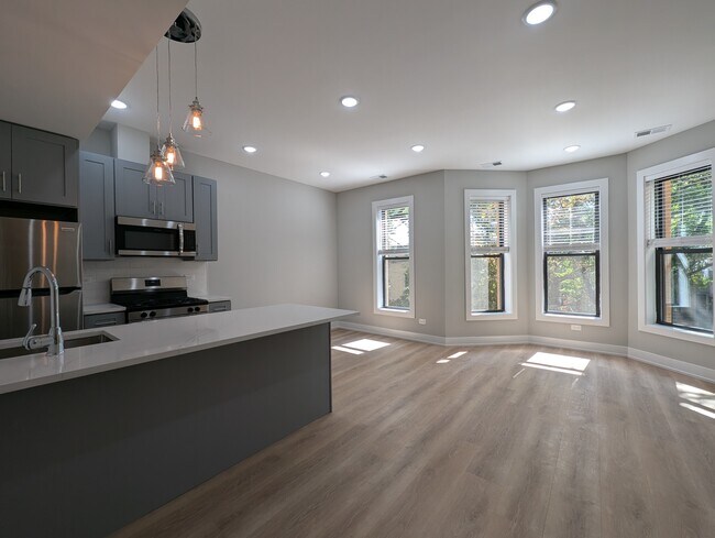 Building Photo - 428 W Belden Ave