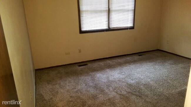 Building Photo - 2 br, 1 bath Townhome - 3904 W. Elm
