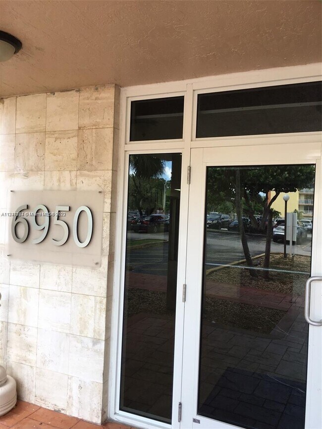 Foto del edificio - 6950 Miami Gardens Dr