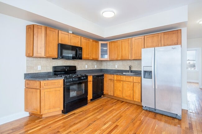 Building Photo - 528 47th St