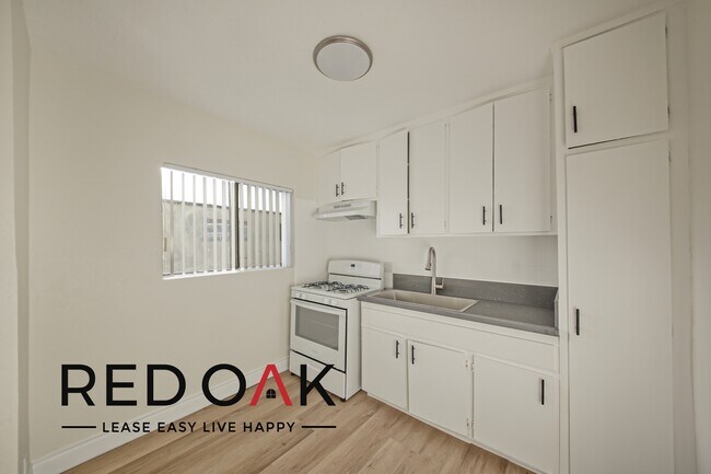 Building Photo - ~1 Month FREE~ Incredible Two Bedroom Floo...