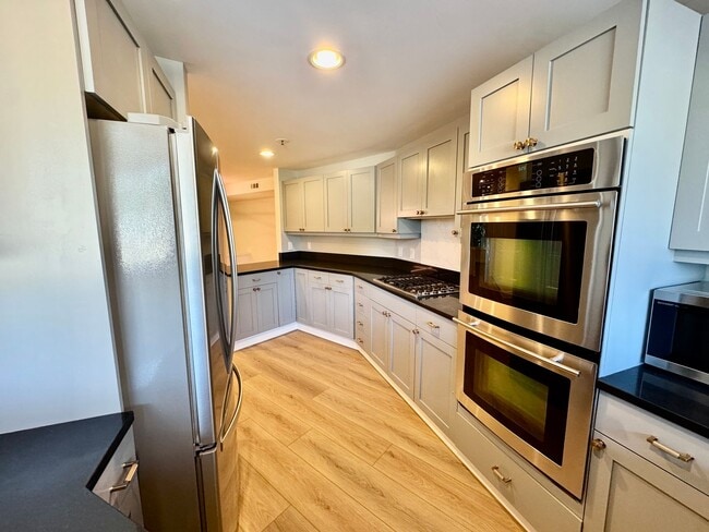 Building Photo - 9039 NE Juanita Dr