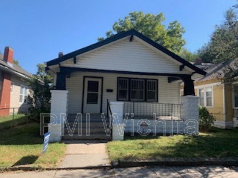 Primary Photo - 320 S Dodge Ave