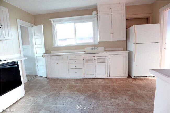 Building Photo - 3 br, 1 bath House - 2107 W 2nd St