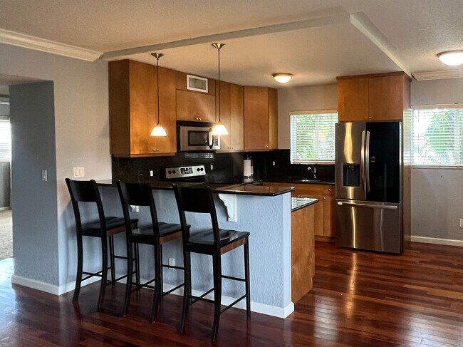 Foto del edificio - 1353 Holly Heights Dr