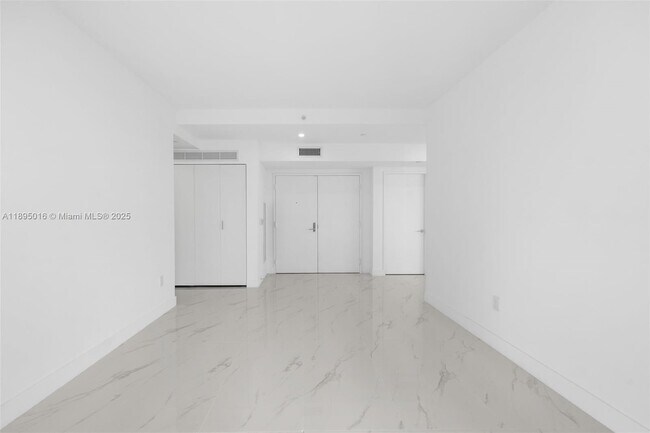 Foto del edificio - 700 NE 24th St