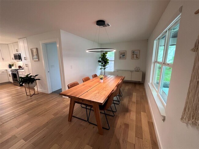 Foto del edificio - 6216 Brookside Dr