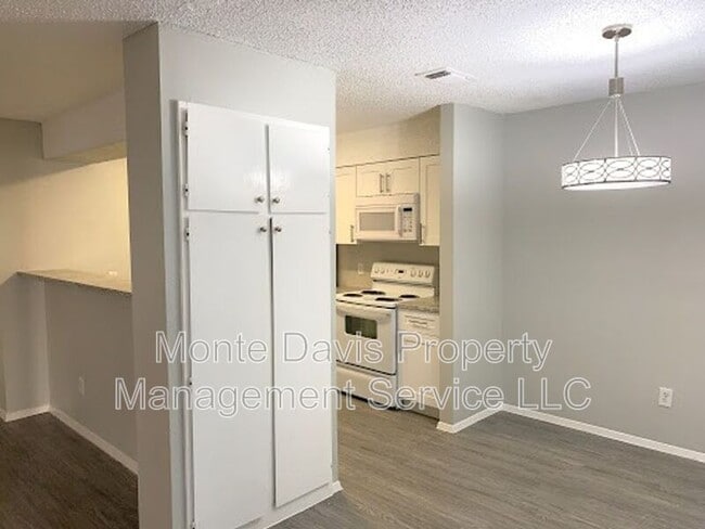 Foto del edificio - 11800 Alpheus Ave