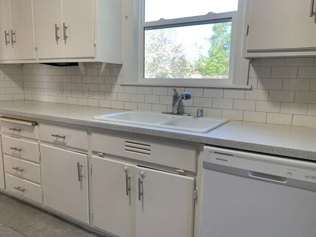 Foto del edificio - 14850 Elton Drive