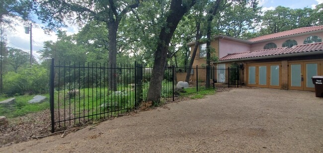 Photo - 1815 Greenwood Dr Apartment