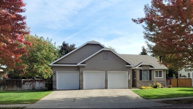 Foto del edificio - CDA Place Neighborhood- 4 bed with basement, cul de sac