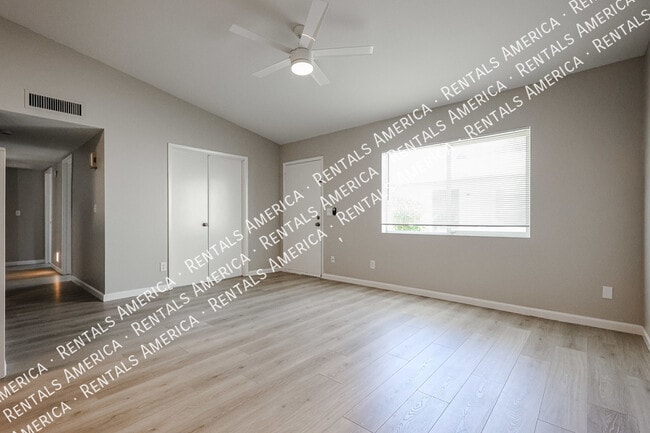 Building Photo - 3333 S Parkside Dr