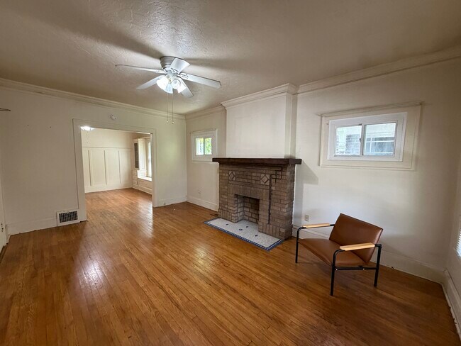 Foto del edificio - 1357 Phelps Ave