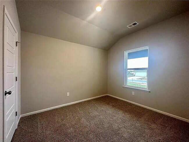 Building Photo - "Charming 4-Bedroom Oasis with 2 Baths & 1800 Sq Ft in Gardner, KS"