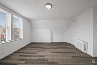 Building Photo - 612 N St Clair St
