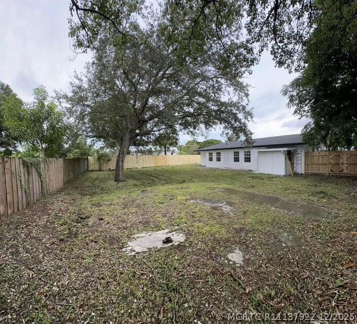 Building Photo - 402 NE Armory Cir