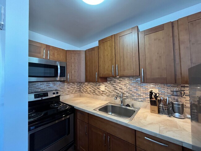 Foto del edificio - Makikilani Plaza Studio w/ 1 parking stall.  Avail 6/30/26