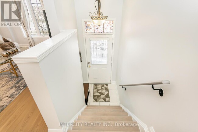 Building Photo - 4950-4950 Albina Way