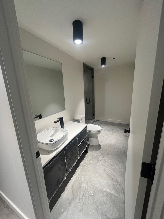 Building Photo - 238-238 Wellington Crescent