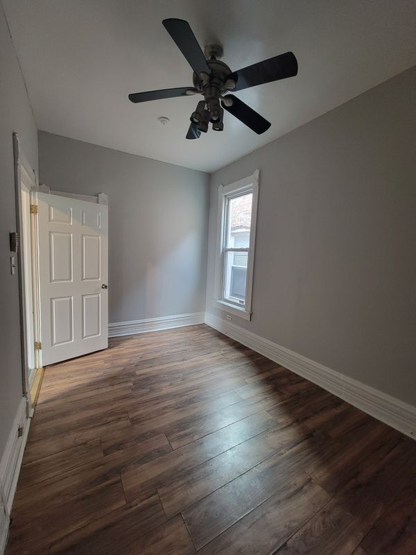 Foto del edificio - 1302 E 72nd St