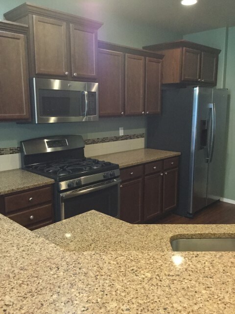 Foto del edificio - Beautiful 3 bedroom, 2.5 bath in the  Hampton Place/Candlewood Estates!