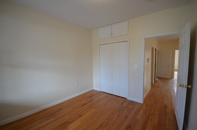 Foto del edificio - Pet Friendly 3 bedroom 1 bath in Eastie!