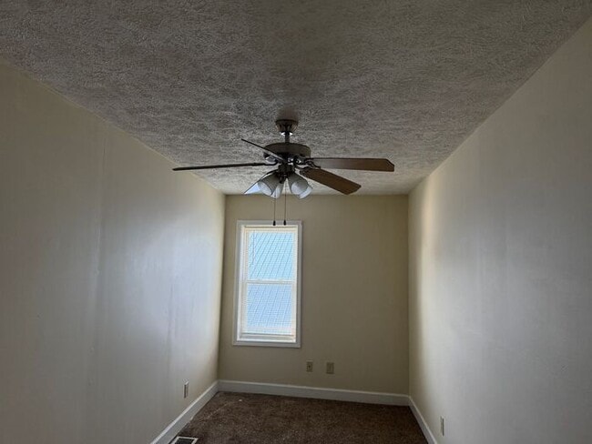 Building Photo - 2 Bedroom Home on the Southside