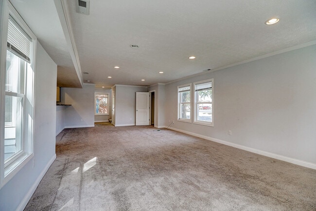 Livingroom - 952 N California St