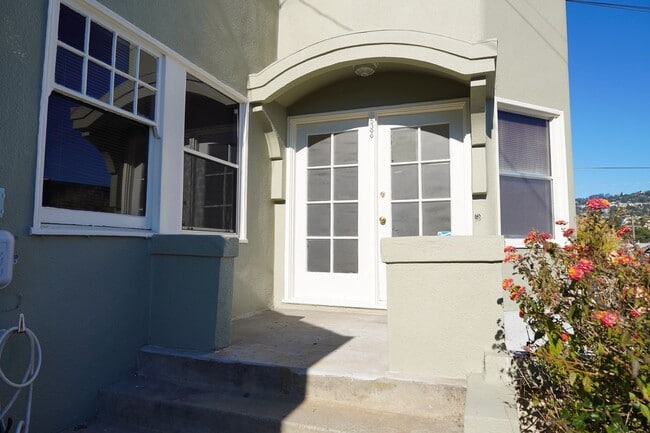 Building Photo - 1925 Charming Oakland Duplex!