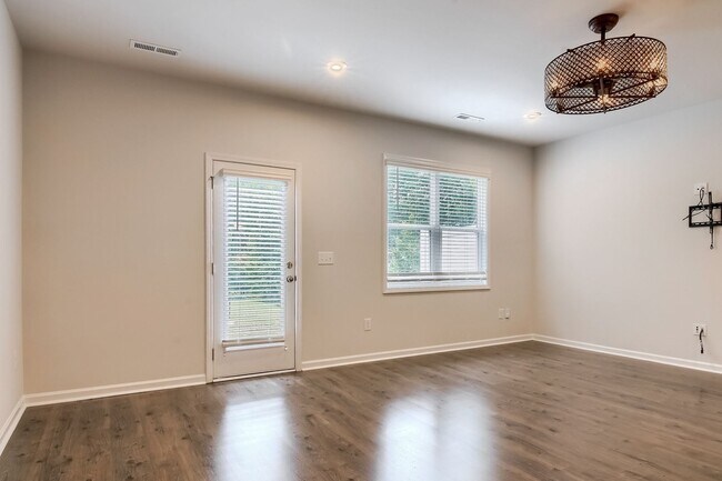 Foto del edificio - 3 Bedroom townhome in Raleigh