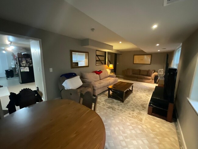 Foto del edificio - 650 Hunterhill Ct