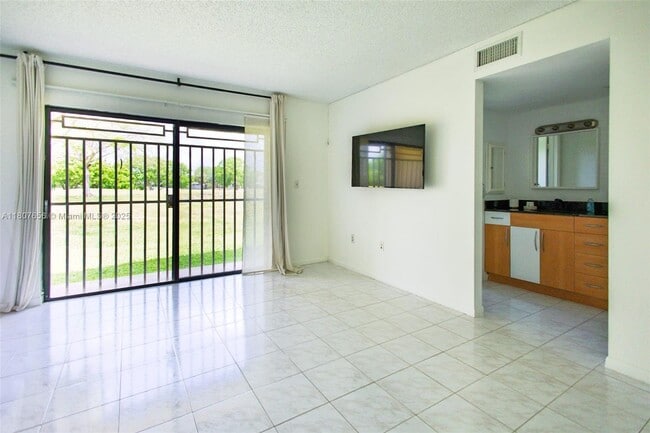 Building Photo - 281 W Park Dr