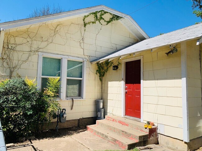 Foto del edificio - ** MOVE IN SUMMER 05/08/2026 ** 3 Bed 2 Bath Short 2 Minute Walk to TCU Campus