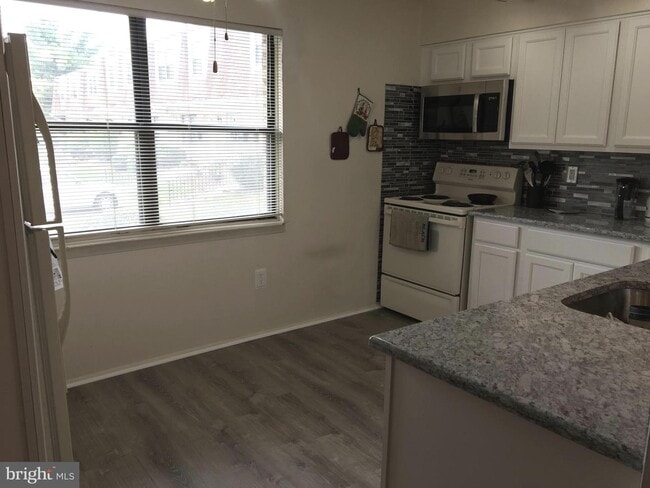 Building Photo - 302 Silver Ct