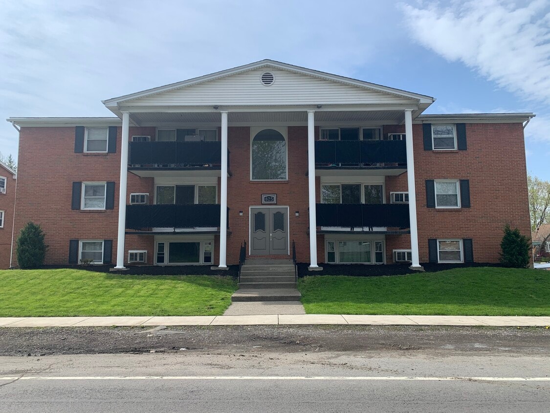 Primary Photo - Center Road Apartments