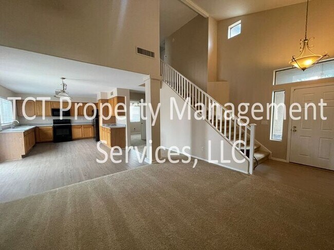 Foto del edificio - Updated Home with Downstairs Bedroom