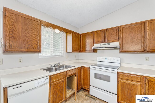 Building Photo - Showings starting 01/09!