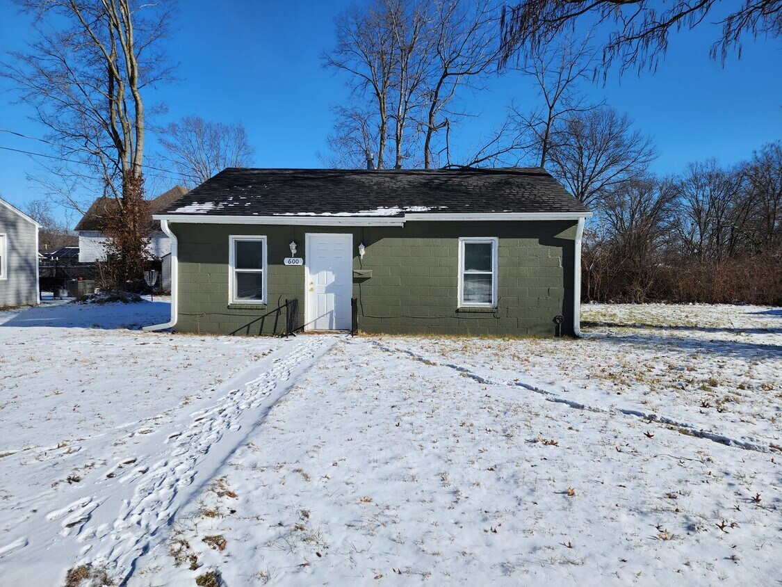 Primary Photo - Remodeled, 2 bedroom, 1 bathroom single fa...