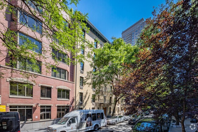 Building Photo - 415 E 73rd St