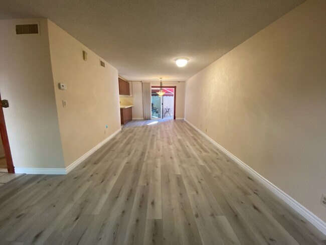 Building Photo - 535 E Cedar Ave