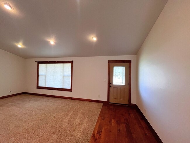 Building Photo - Charming Home with Open Floor Plan & Pet-Friendly Yard – Prime Location!